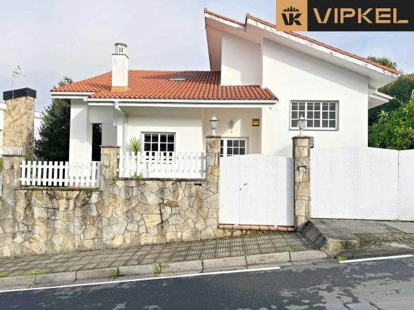 Chalet independiente en venta en  Urbanización as mimosas, Ames photo 1