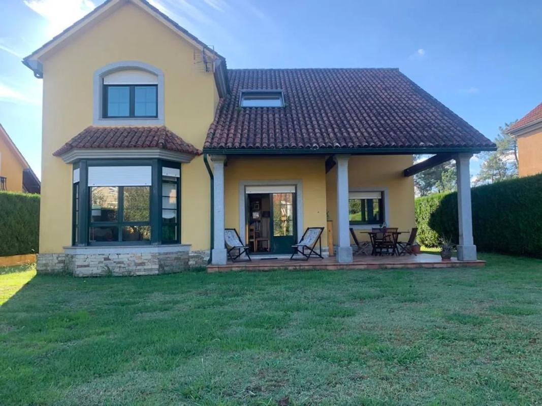 Sale of independent chalet in Calle da Barrosa, Santiago de Compostela
photo 1