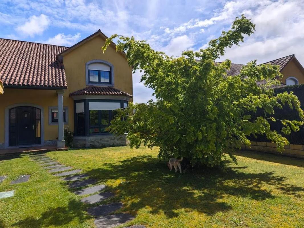 Sale of independent chalet in Calle da Barrosa, Santiago de Compostela
photo 2