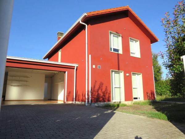 Chalet independiente en venta en  Calle ortoño, Ames photo 1