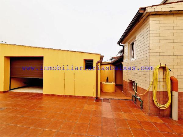 Chalet independiente en venta en Calle norte, Ribeira thumbnail 1