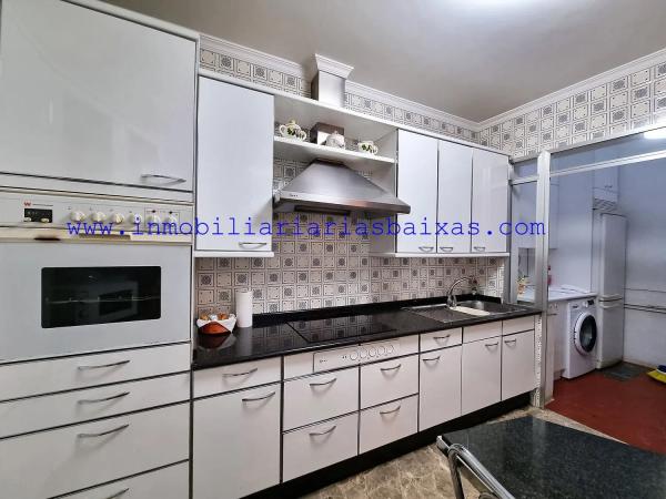 Chalet independiente en venta en  Calle Barreira, Ribeira photo 1