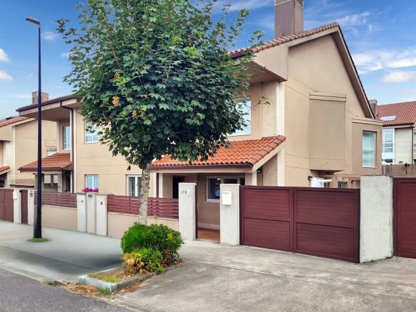 Detached villa for sale in Calle da Barrosa, 67, Santiago de Compostela photo 1