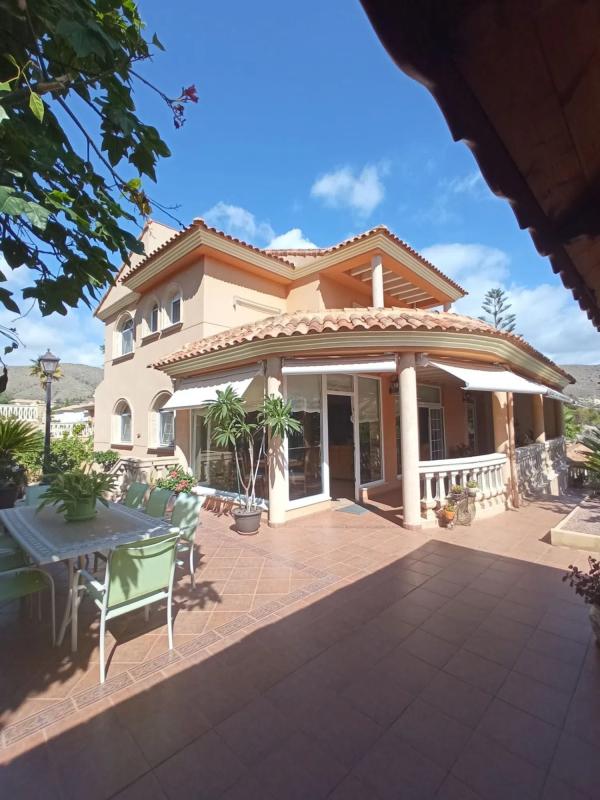 Sale of independent chalet in Calle de Torrevella, El Campello
photo 1