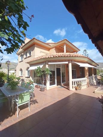 Independent chalet for sale in Calle de Torrevella, El Campello photo 1