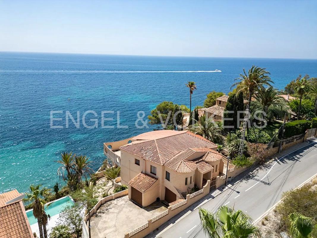 Продажа отдельного шале в Avenida d'Amèrica, 36, Эль Кампельо photo 1
