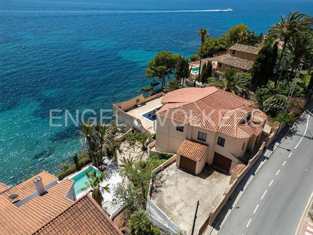Продажа отдельного шале в Avenida d'Amèrica, 36, Эль Кампельо photo 2