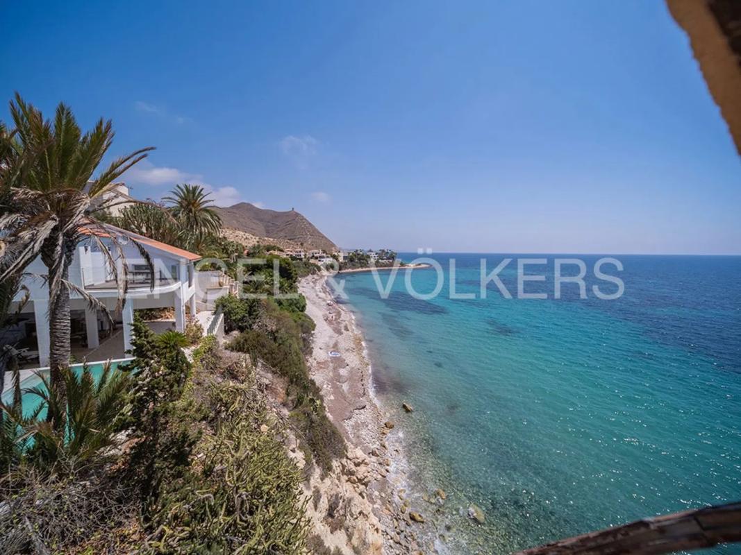 Продажа отдельного шале в Avenida d'Amèrica, 36, Эль Кампельо photo 3