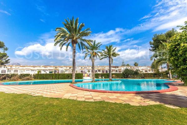 Chalet independiente en venta en  Calle villa joyosa, Alfaz del Pi photo 1