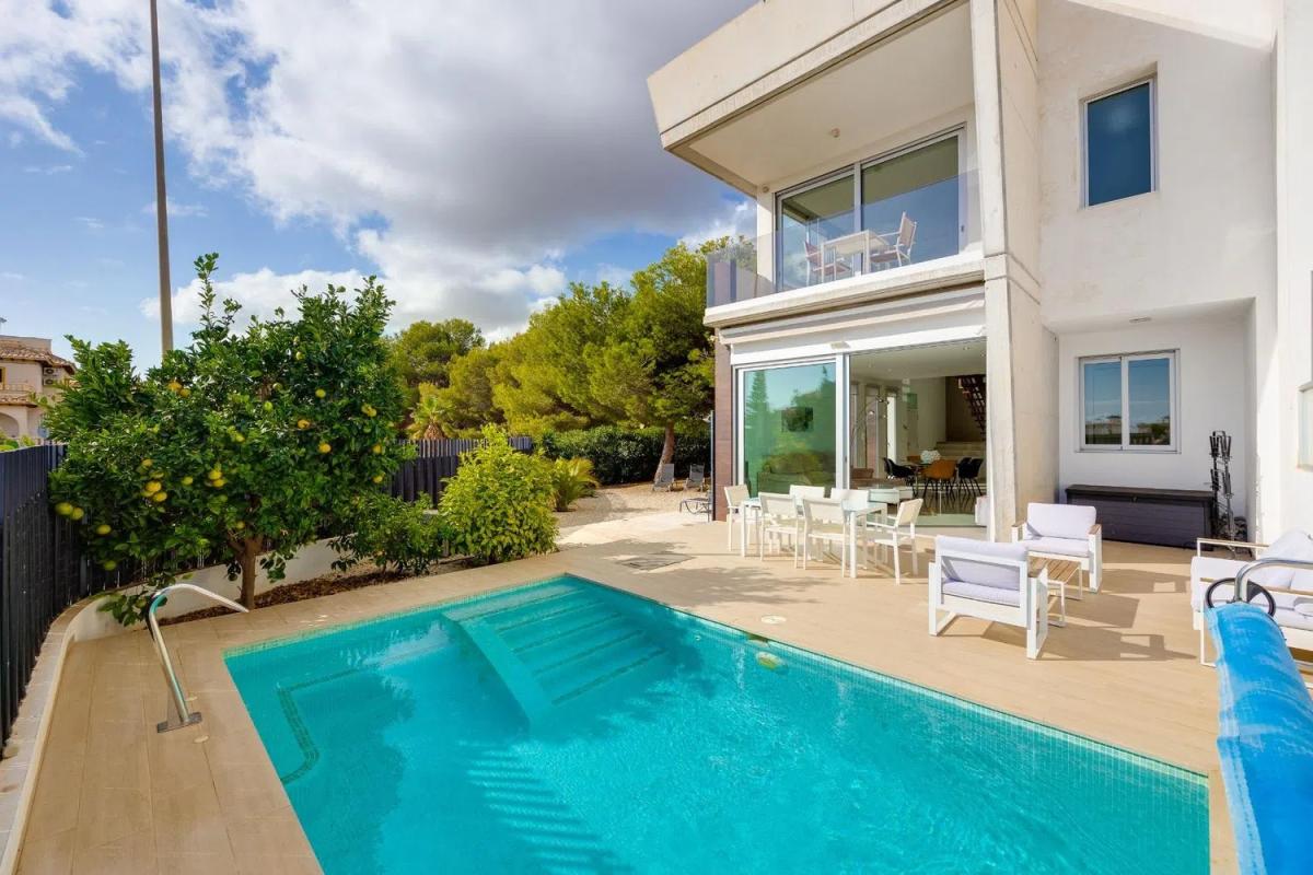 Sale of independent chalet in Barrio Lomas de Cabo Roig-Los Dolses, Orihuela
photo 1