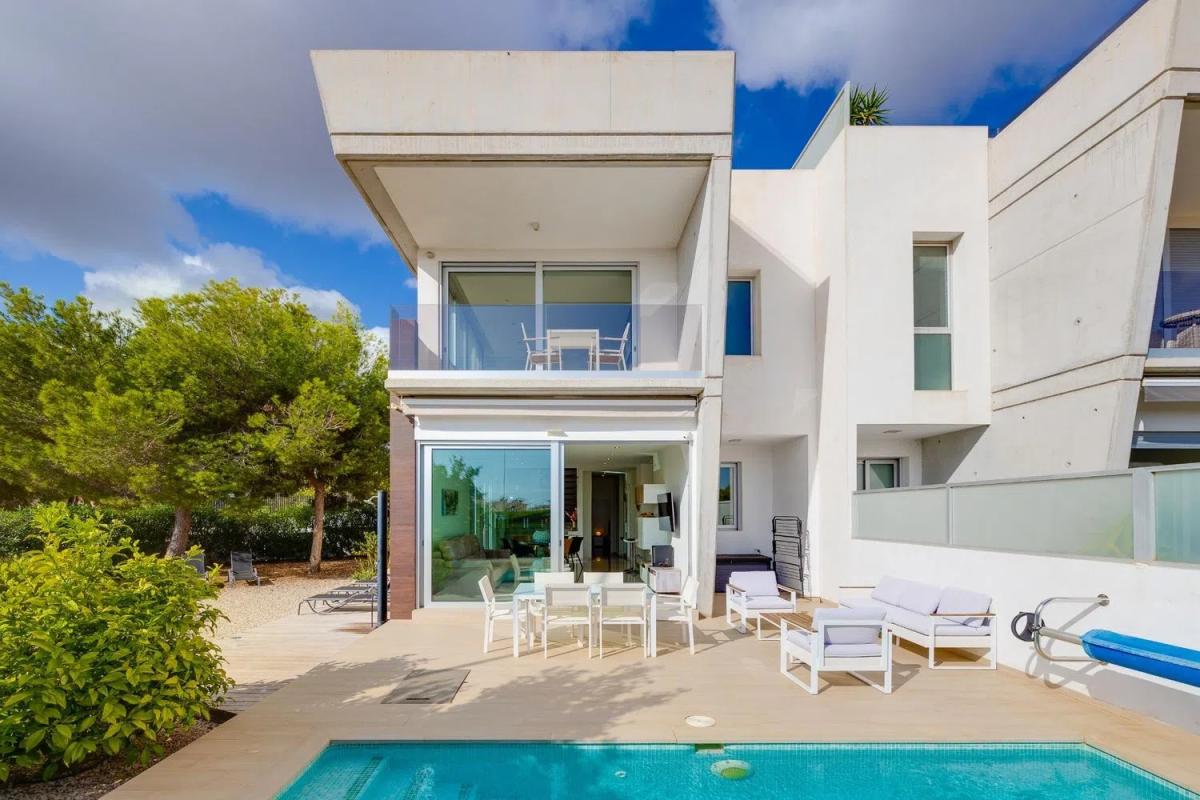 Sale of independent chalet in Barrio Lomas de Cabo Roig-Los Dolses, Orihuela
photo 2