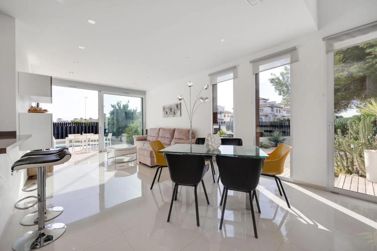 Sale of independent chalet in Barrio Lomas de Cabo Roig-Los Dolses, Orihuela
photo 5