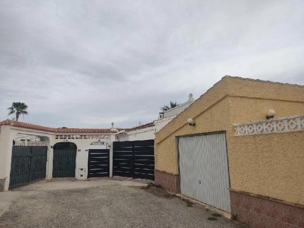 Chalet independiente en venta en  Calle de la Garza, Orihuela photo 1