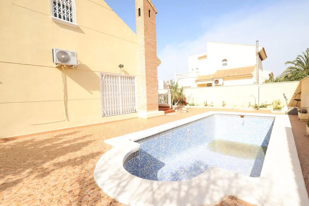 Venta de chalet independiente en Calle los Geraneos, Orihuela
photo 2