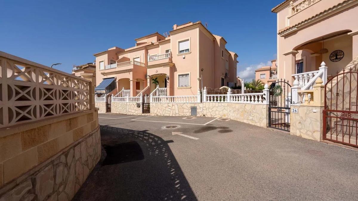 Sale of independent chalet in Barrio Playa Flamenca, Orihuela
photo 2