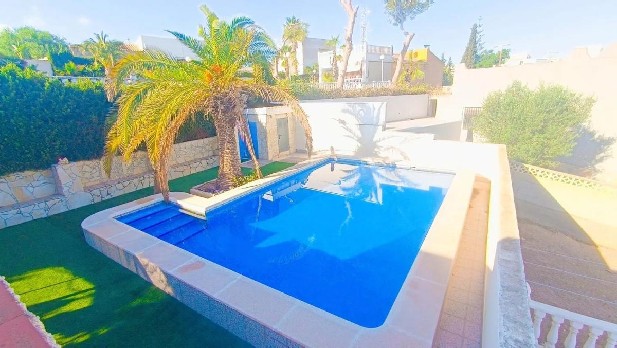 Venta de chalet independiente en Barrio Los Balcones y los Altos, Orihuela
photo 2