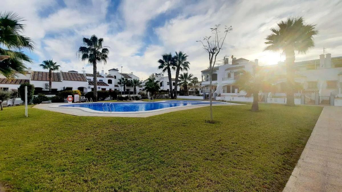 Sale of independent chalet in Barrio Villamartín-Las Filipinas, Orihuela
photo 2