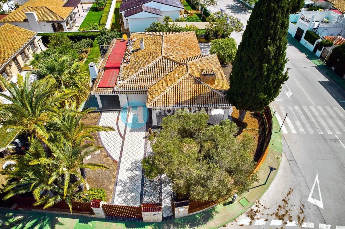 Sale of independent chalet in Ronda de Garcilaso, Orihuela
photo 2