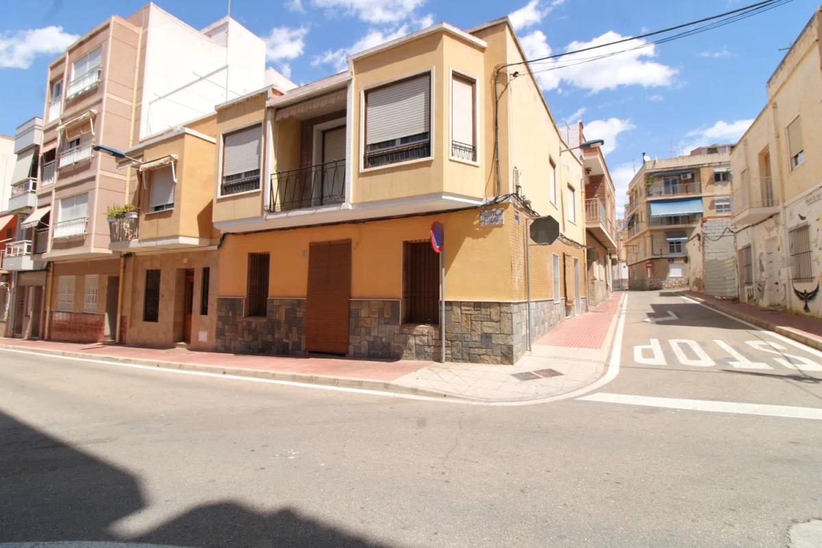 Продажа отдельного шале в  Calle Virgen de Loreto, 23, Санта Пола photo 2
