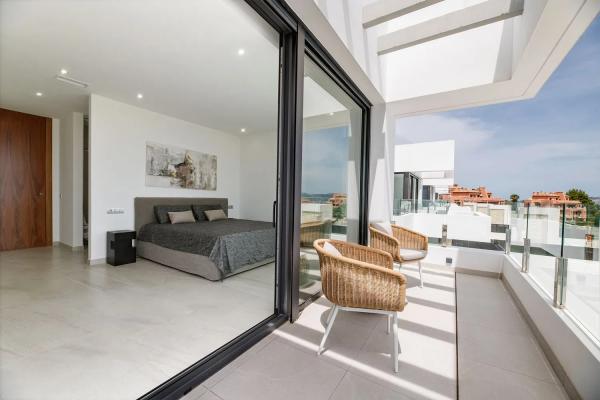 Detached villa for sale in Golf Bahía, Finestrat thumbnail 1