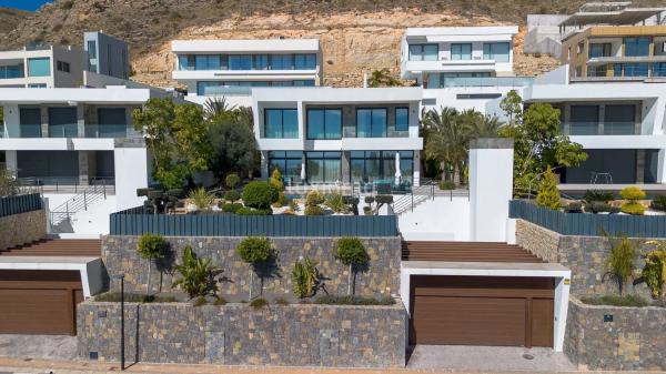 Chalet independiente en venta en  Calle Viena, Finestrat photo 1