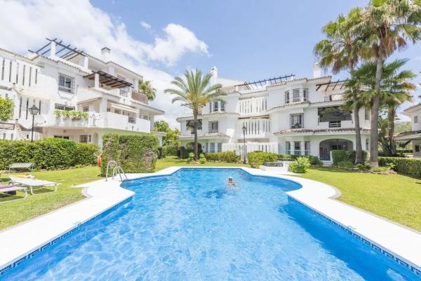Penthouse for sale in Urbanización Los Naranjos de Marbella, Marbella photo 1