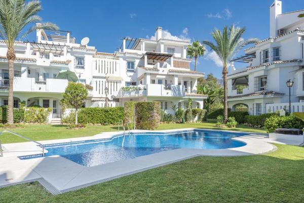 Penthouse for sale in Urbanización Los Naranjos de Marbella, Marbella thumbnail 1