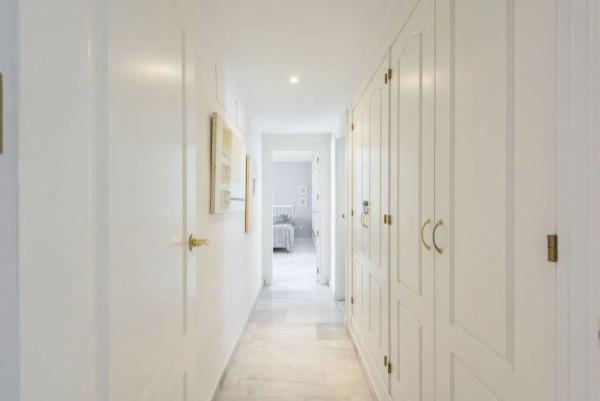 Penthouse for sale in Urbanización Los Naranjos de Marbella, Marbella thumbnail 2