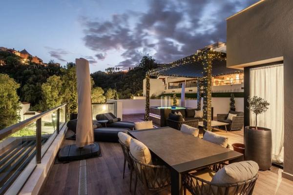 Penthouse for sale in Barrio Los Naranjos, Marbella photo 1