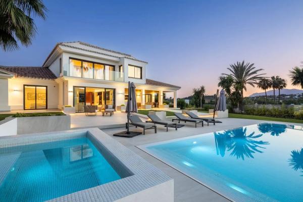 Chalet independiente en venta en  Barrio La Dama de Noche-La Alzambra, Marbella photo 1