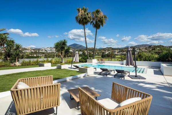 Chalet independiente en venta en  Barrio La Dama de Noche-La Alzambra, Marbella photo 2