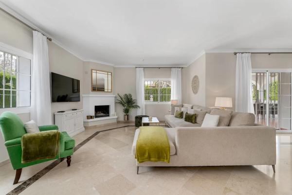 Chalet independiente en venta en  Urbanización Atalaya Río Verde, Marbella photo 1