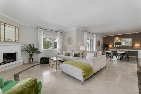 Chalet independiente en venta en  Urbanización Atalaya Río Verde, Marbella photo 2