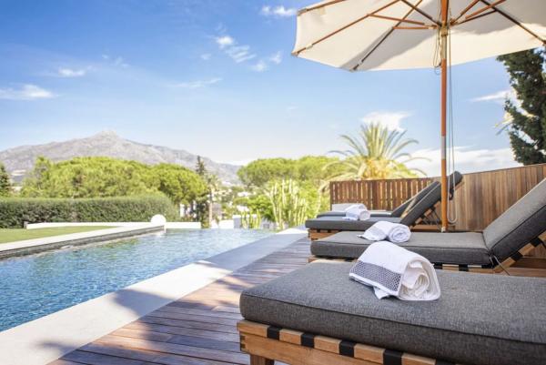 Chalet independiente en venta en Barrio Las Brisas, Marbella photo 1
