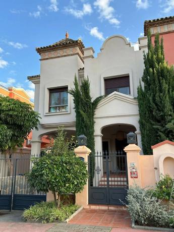 Chalet independiente en venta en Urbanizacion la Alzambar Vasari 16, Marbella photo 1