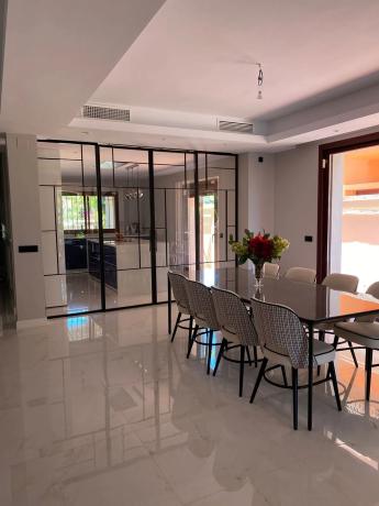 Chalet independiente en venta en Urbanizacion la Alzambar Vasari 16, Marbella thumbnail 2
