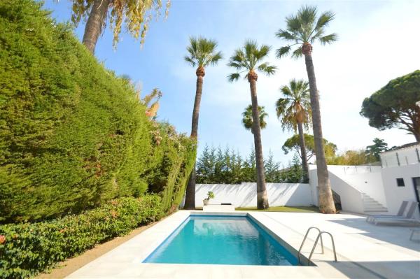 Chalet independiente en venta en Calle Londres, 1, Marbella thumbnail 1