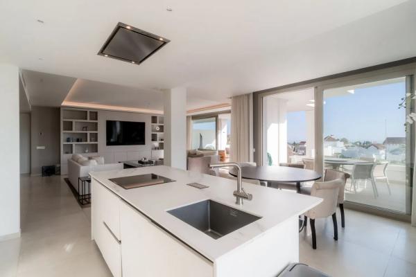Piso en venta en  Barrio Los Naranjos, Marbella photo 3
