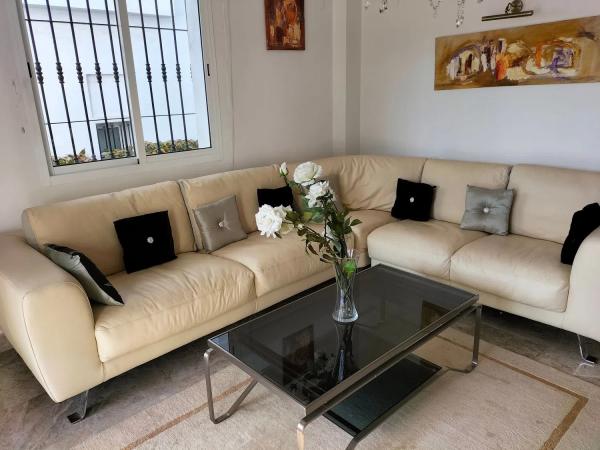 Chalet independiente en venta en Urbanización Los Naranjos de Marbella, Marbella thumbnail 1