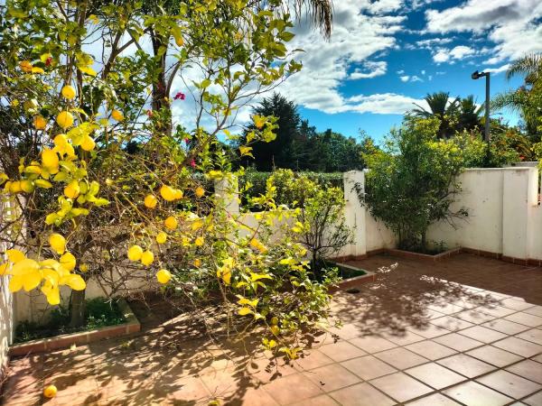 Chalet independiente en venta en Urbanización Los Naranjos de Marbella, Marbella thumbnail 2