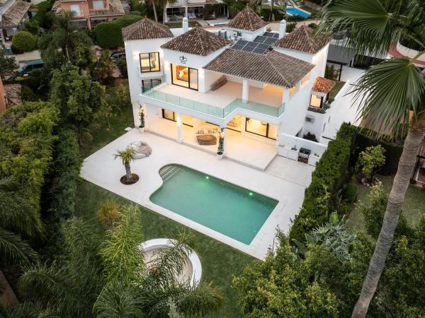 Chalet independiente en venta en Calle paris, Marbella photo 1
