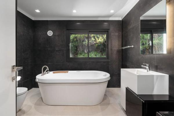 Chalet independiente en venta en Barrio Los Naranjos, Marbella thumbnail 2