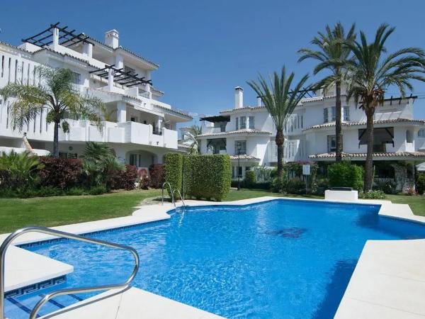 Penthouse for sale in  Calle Sirio, Marbella photo 1