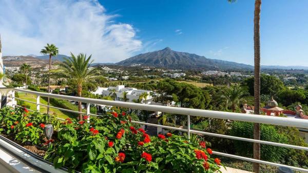 Penthouse for sale in  Barrio Las Brisas, Marbella photo 1