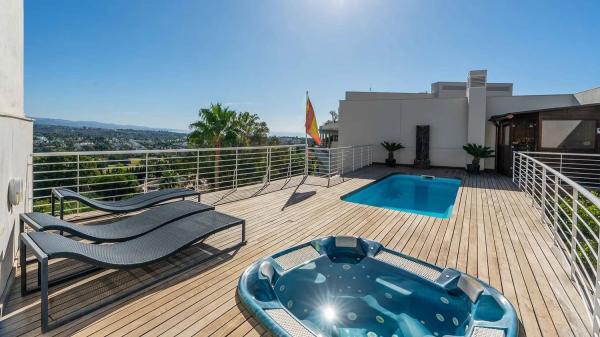 Penthouse for sale in  Barrio Las Brisas, Marbella photo 2