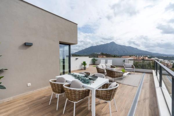 Penthouse for sale in  Barrio Los Naranjos, Marbella photo 2
