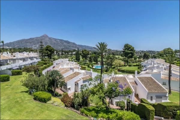 Penthouse for sale in  Barrio Aloha, Marbella photo 1