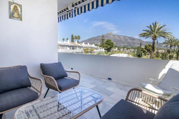 Penthouse for sale in  Barrio Aloha, Marbella photo 2
