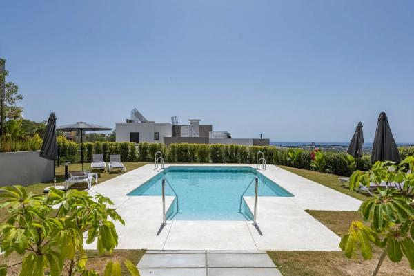 Mieszkanie na sprzedaż w Barrio Los Naranjos, Marbella photo 1