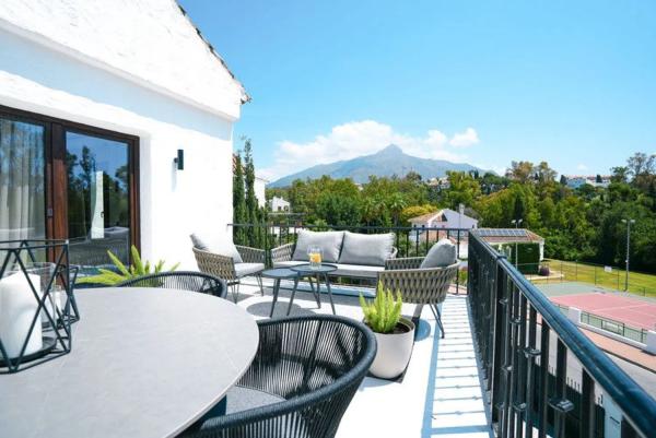 Penthouse for sale in  Calle el Califa, Marbella photo 1